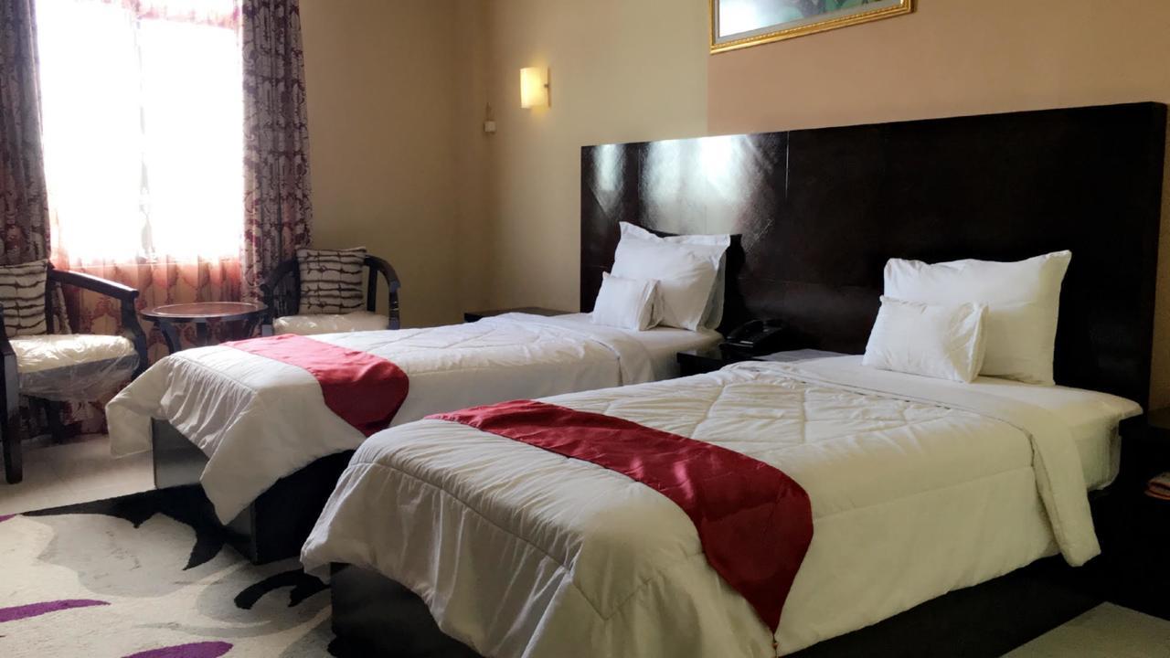 Syafira Hotel Langgur エクステリア 写真