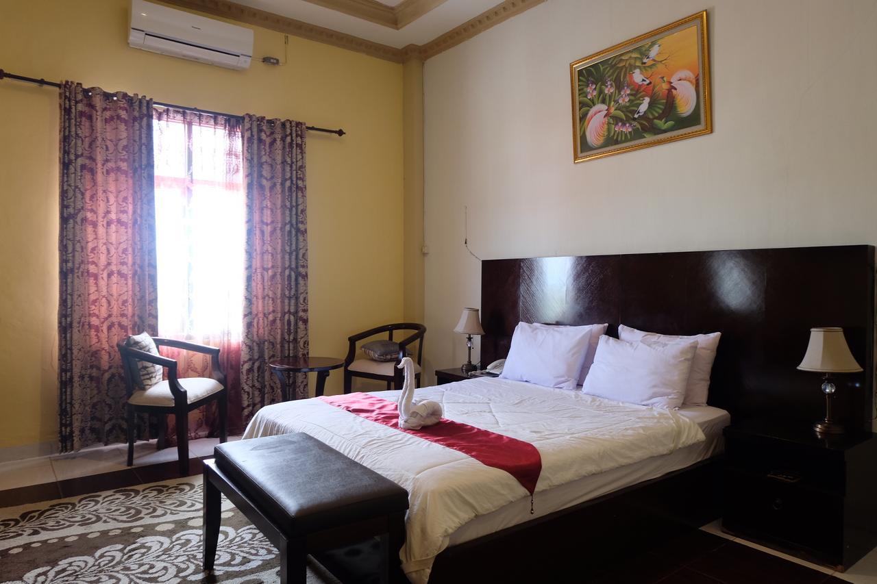 Syafira Hotel Langgur エクステリア 写真